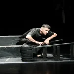 حكاية الأسرى بصوت واحد: "هبوط مؤقت" على خشبة المسرح