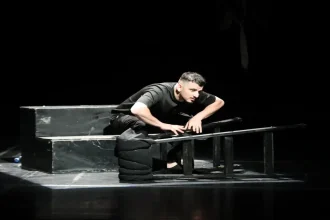 حكاية الأسرى بصوت واحد: "هبوط مؤقت" على خشبة المسرح