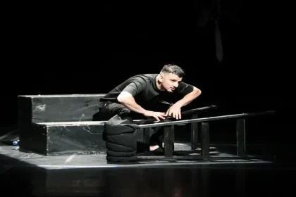 حكاية الأسرى بصوت واحد: "هبوط مؤقت" على خشبة المسرح