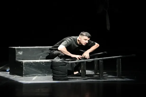 حكاية الأسرى بصوت واحد: "هبوط مؤقت" على خشبة المسرح