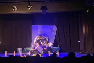 "ثلاجة الموتى" في جرش ٣٩: مسرحية تُوقظ الضمير وتكشف وجع الواقع