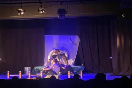 "ثلاجة الموتى" في جرش ٣٩: مسرحية تُوقظ الضمير وتكشف وجع الواقع