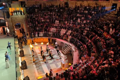 أيمن سماوي يهندس مشهد الافتتاح في جرش بطريقة مبتكرة.. وسماء المدينة تتوهج بالدرون