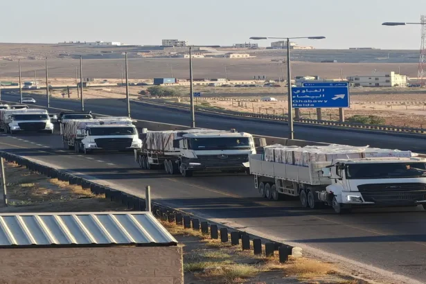 قافلة مساعدات أردنية تضم 60 شاحنة تنطلق إلى غزة
