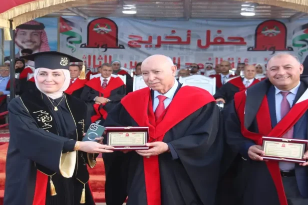 رئيس جامعة مؤتة يرعى الحفل الختامي لتخريج الفوج السادس والثلاثين