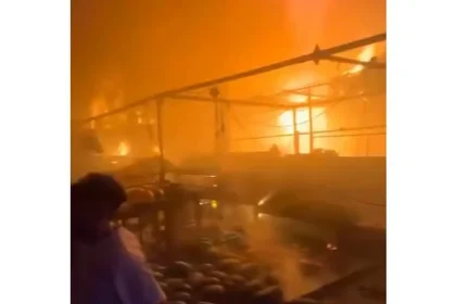 الدفاع المدني يخمد حريقاً في سوق شعبي بمساحة 5000 متر في عمان