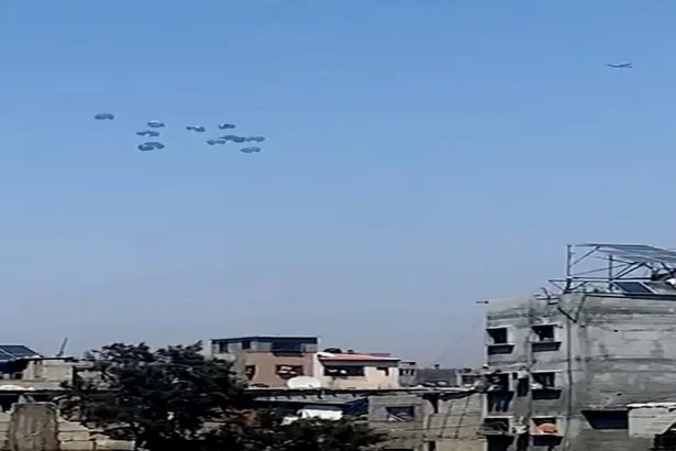 القوات المسلحة تنفذ 3 إنزالات جوية على قطاع غزة إحداها بالتعاون مع الإمارات