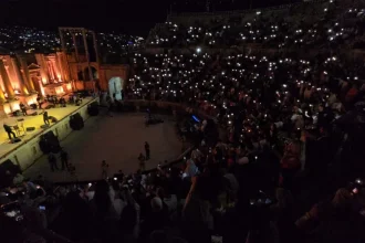 المدرج الجنوبي يتحول إلى سماءٍ من نجوم