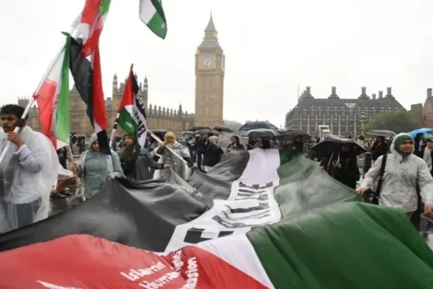 بريطانيا تعتقل العشرات خلال مسيرة لحركة (فلسطين أكشن)