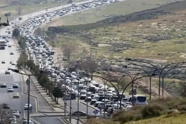 تصادم أربع مركبات يسبب ازدحامًا خانقًا في شارع الاردن