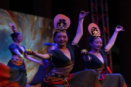 "ليلة عالمية على مسرح جرش: تناغم صيني وجورجي أردني يُلهب الساحة الرئيسية"