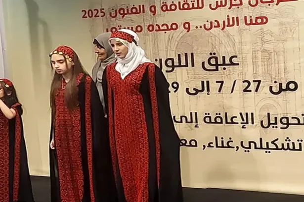 معرض "عبق اللون" يُبرز إبداعات المكفوفين في الفن التشكيلي