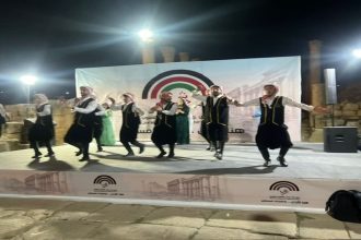 فرقة منتدى بني معروف تُبهر جمهور مهرجان جرش 2025 بعرض فلكلوري مميز