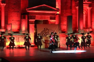 فرقة "نادي الجيل" تبهر جمهور جرش بعرض تراثي شركسي على المسرح الجنوبي