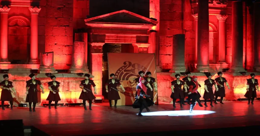 فرقة "نادي الجيل" تبهر جمهور جرش بعرض تراثي شركسي على المسرح الجنوبي