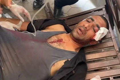 إصابة مراسل قناة الميادين أكرم دلول جراء قصف إسرائيلي استهدف حي الزيتون في غزة