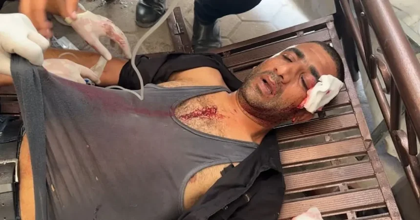 إصابة مراسل قناة الميادين أكرم دلول جراء قصف إسرائيلي استهدف حي الزيتون في غزة