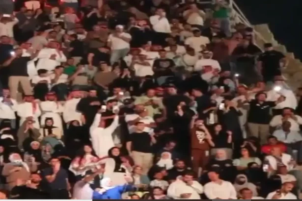 وسط اصوات الجماهير  .. ابو نايف يترجم محبته.... الجمهور وشلون مغليك