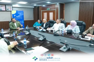 النابلسي : تنمية وتطوير المنظومة الريادية جزء من استراتيجية سلطة العقبة الاقتصادية الطليعة نيوز - رياض القطامين العقبة - ترأس مفوض شؤون السياحة والشباب في سلطة منطقة العقبة الاقتصادية الخاصة الدكتور ثابت حسان النابلسي الاجتماع الدوري لشبكة العقبة الريادية ، بمشاركة عدد من ممثلي الجهات الأعضاء من مؤسسات القطاعين العام والخاص، والمجتمع المدني، والجهات الداعمة لريادة الأعمال. وشهد الاجتماع استعراضًا لأبرز المشاريع والبرامج التي تنفذها الجهات الأعضاء ضمن خططها للعام 2025، إضافة إلى مناقشة آليات التعاون المستقبلية بين الأعضاء بهدف تطوير بيئة ريادة الأعمال في العقبة وتعزيز استدامتها. وأكد النابلسي في كلمته أن قيادة السلطة لشبكة العقبة الريادية تأتي انطلاقًا من دورها المحوري وانسجاماً مع من رؤيتها وخطتها الاستراتيجية في تنمية المنظومة الريادية في المنطقة، إضافة إلى تعزيز التعاون بين مختلف الفاعلين لضمان تحقيق التكامل والتأثير المنشود . وأوضح أهمية استمرارية مثل هذه اللقاءات الدورية لما تمثله من منصة حيوية لمتابعة الإنجاز، وتبادل الخبرات، وتوجيه العمل المشترك نحو تحقيق أثر أكبر في دعم الرياديين، لافتا إلى أهمية ضمان استدامة وتطور خدمات وبرامج الشبكة بما يتماشى مع احتياجات القطاع الريادي في العقبة وتطلعاته المستقبلية. وتم خلال الاجتماع طرح عدد من المبادرات والمقترحات التي من شأنها أن تسهم في تعزيز عمل الشبكة، وتحقق التكامل بين البرامج، إلى جانب توسيع قاعدة المستفيدين من الشباب والرياديين في مختلف أنحاء المنطقة.