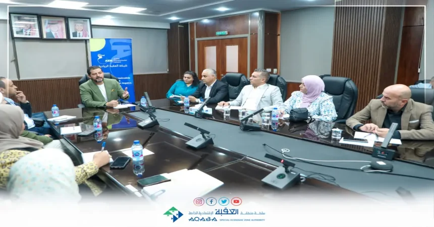 النابلسي : تنمية وتطوير المنظومة الريادية جزء من استراتيجية سلطة العقبة الاقتصادية الطليعة نيوز - رياض القطامين العقبة - ترأس مفوض شؤون السياحة والشباب في سلطة منطقة العقبة الاقتصادية الخاصة الدكتور ثابت حسان النابلسي الاجتماع الدوري لشبكة العقبة الريادية ، بمشاركة عدد من ممثلي الجهات الأعضاء من مؤسسات القطاعين العام والخاص، والمجتمع المدني، والجهات الداعمة لريادة الأعمال. وشهد الاجتماع استعراضًا لأبرز المشاريع والبرامج التي تنفذها الجهات الأعضاء ضمن خططها للعام 2025، إضافة إلى مناقشة آليات التعاون المستقبلية بين الأعضاء بهدف تطوير بيئة ريادة الأعمال في العقبة وتعزيز استدامتها. وأكد النابلسي في كلمته أن قيادة السلطة لشبكة العقبة الريادية تأتي انطلاقًا من دورها المحوري وانسجاماً مع من رؤيتها وخطتها الاستراتيجية في تنمية المنظومة الريادية في المنطقة، إضافة إلى تعزيز التعاون بين مختلف الفاعلين لضمان تحقيق التكامل والتأثير المنشود . وأوضح أهمية استمرارية مثل هذه اللقاءات الدورية لما تمثله من منصة حيوية لمتابعة الإنجاز، وتبادل الخبرات، وتوجيه العمل المشترك نحو تحقيق أثر أكبر في دعم الرياديين، لافتا إلى أهمية ضمان استدامة وتطور خدمات وبرامج الشبكة بما يتماشى مع احتياجات القطاع الريادي في العقبة وتطلعاته المستقبلية. وتم خلال الاجتماع طرح عدد من المبادرات والمقترحات التي من شأنها أن تسهم في تعزيز عمل الشبكة، وتحقق التكامل بين البرامج، إلى جانب توسيع قاعدة المستفيدين من الشباب والرياديين في مختلف أنحاء المنطقة.