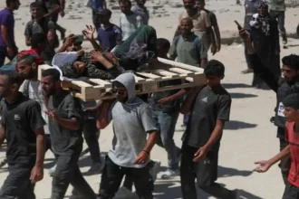 “عائلات الأسرى الإسرائيليين” تطالب الحكومة بوقف “الجنون” في غزة