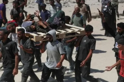 “عائلات الأسرى الإسرائيليين” تطالب الحكومة بوقف “الجنون” في غزة