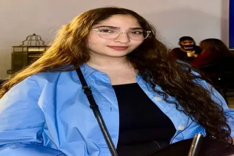 فرحة الأب بنجاح ابنته غزل في الثانوية العامة