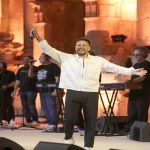 ليلة فنية مصرية للفنان حماقي على "الجنوبي" ضمن "جرش 39" الطليعة نيوز شهد المسرح الجنوبي بمدينة جرش الأثرية، أمس الجمعة، ليلة فنية طربية مصرية كان فارسها الفنان المصري محمد حماقي، وذلك ضمن فعاليات مهرجان جرش للثقافة والفنون بدورته الـ39 تحت شعار "هنا الأردن.. ومجده مستمر". واستهل حفل الفنان حماقي بعزف موسيقي قدمته الفرقة الموسيقية المصاحبة له لأغنيته "نفسي أبقى جنبه"، قبل أن يصعد إلى خشبة المسرح ويحيي الجمهور بعد غيابه عن المهرجان نحو 10 سنوات، ليستهل "ليلته" الفنية بأغنية "عندك". كما قدم، وسط تفاعل كبير من الجمهور المحتشد على مدرجات المسرح، أغنيات "حلوة وبتحلي"، و"لا ملامة"، و"ما بلاش" المعروفة لدى عشاق فنه. وواصل الفنان حماقي حفله الفني بباقة من الفقرات الغنائية، منها "أدرينالين"، ومن أغانيه القديمة "أحلى حاجة فيك". --(بترا)