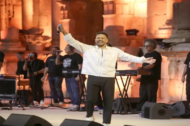 ليلة فنية مصرية للفنان حماقي على "الجنوبي" ضمن "جرش 39" الطليعة نيوز شهد المسرح الجنوبي بمدينة جرش الأثرية، أمس الجمعة، ليلة فنية طربية مصرية كان فارسها الفنان المصري محمد حماقي، وذلك ضمن فعاليات مهرجان جرش للثقافة والفنون بدورته الـ39 تحت شعار "هنا الأردن.. ومجده مستمر". واستهل حفل الفنان حماقي بعزف موسيقي قدمته الفرقة الموسيقية المصاحبة له لأغنيته "نفسي أبقى جنبه"، قبل أن يصعد إلى خشبة المسرح ويحيي الجمهور بعد غيابه عن المهرجان نحو 10 سنوات، ليستهل "ليلته" الفنية بأغنية "عندك". كما قدم، وسط تفاعل كبير من الجمهور المحتشد على مدرجات المسرح، أغنيات "حلوة وبتحلي"، و"لا ملامة"، و"ما بلاش" المعروفة لدى عشاق فنه. وواصل الفنان حماقي حفله الفني بباقة من الفقرات الغنائية، منها "أدرينالين"، ومن أغانيه القديمة "أحلى حاجة فيك". --(بترا)