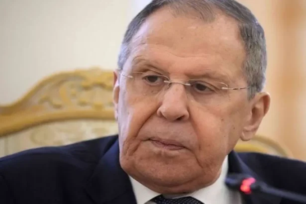 سخرية من المضيف الأمريكي أم رسالة للجوار؟.. لافروف يلفت الأنظار بسترة تحمل الحروف الأولى للاتحاد السوفييتي- (فيديو)