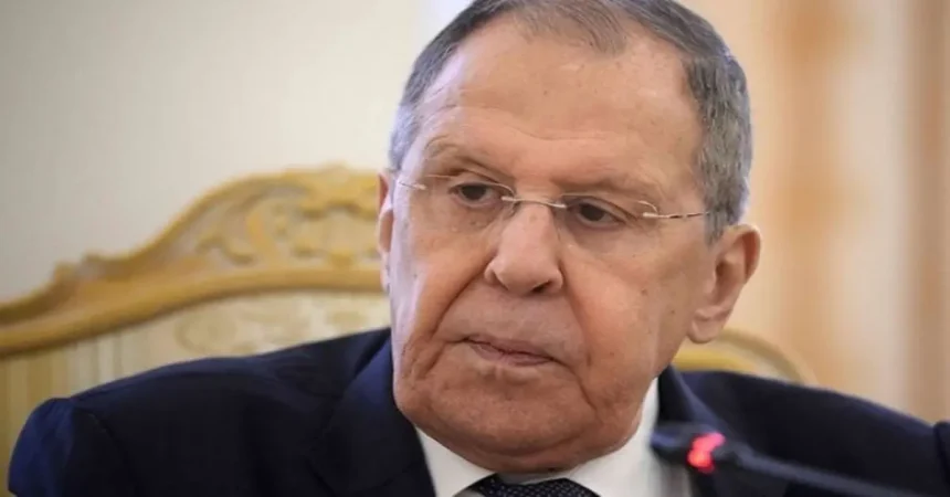 سخرية من المضيف الأمريكي أم رسالة للجوار؟.. لافروف يلفت الأنظار بسترة تحمل الحروف الأولى للاتحاد السوفييتي- (فيديو)