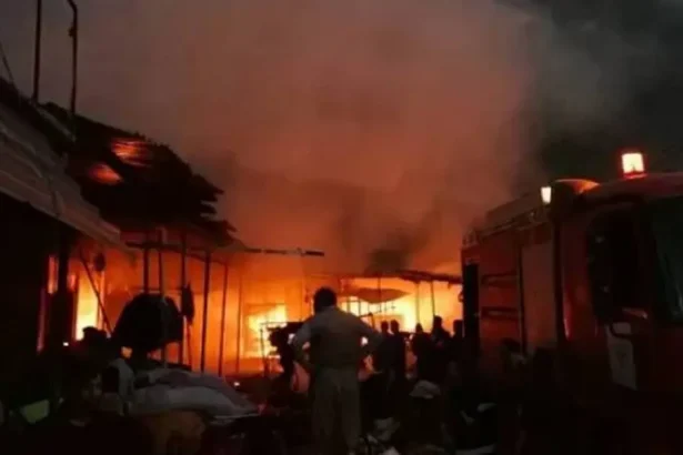 حريق اندلع في ساحة مفتوحة