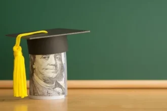 خريجون على قائمة المطلوبين