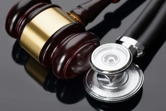  السجن لـ طبيبين بعد وفاة مريض