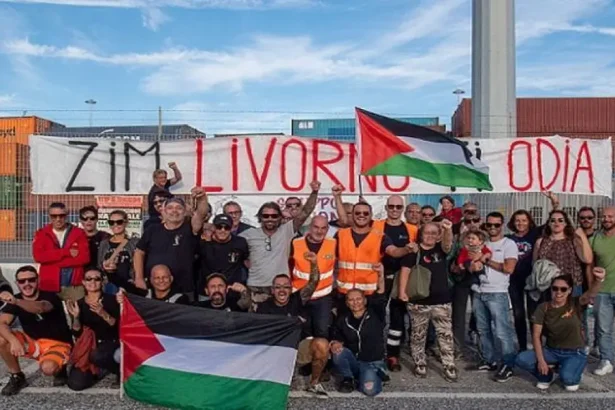 عمال ميناء إيطالي يطردون