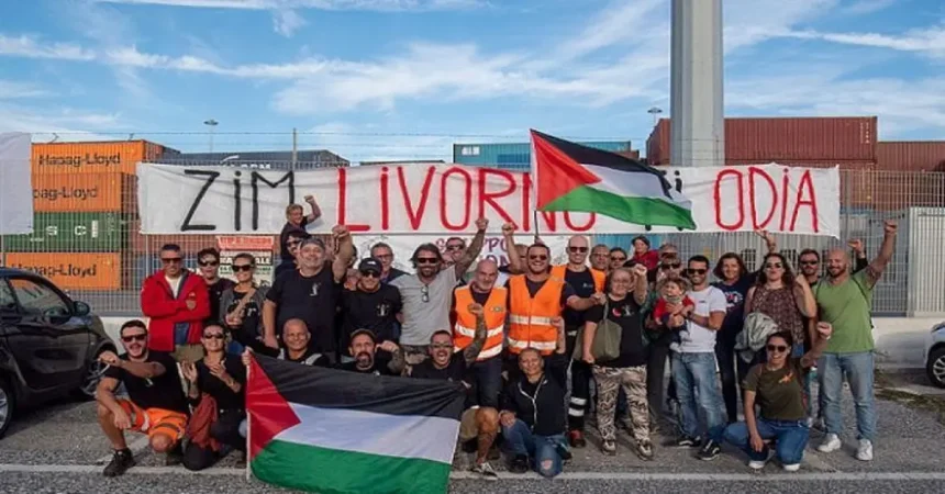 عمال ميناء إيطالي يطردون