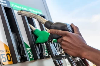 يرجّح تخفيض أسعار البنزين