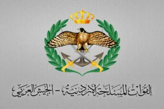 طائر يحمل جسم غامض