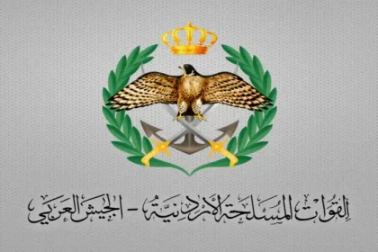 طائر يحمل جسم غامض