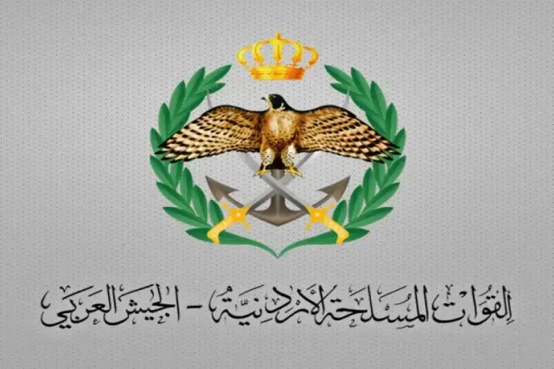 طائر يحمل جسم غامض