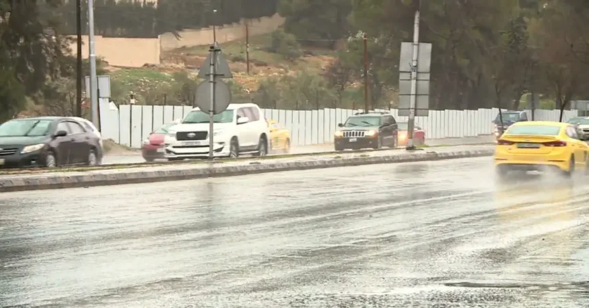 هطول زخات متفرقة من المطر السبت