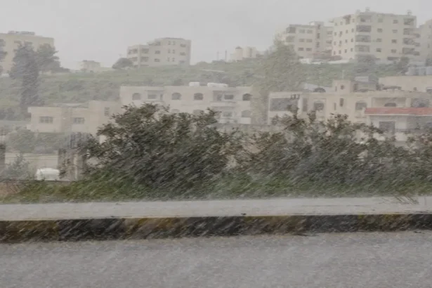 أمطار غزيرة مع تساقط البرد