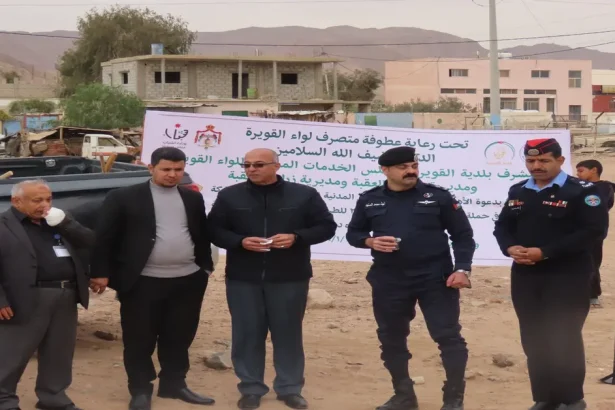 القويره تزين الطريق العام