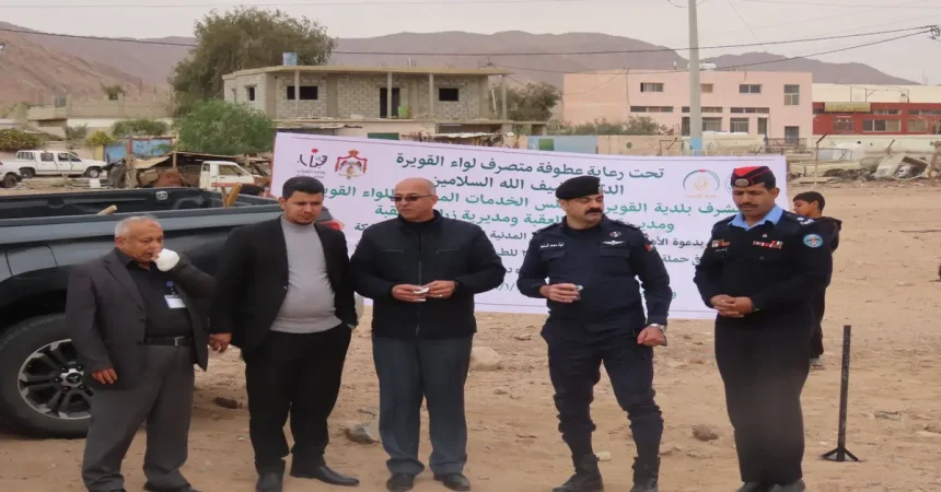 القويره تزين الطريق العام