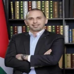 الكرسي والمسؤول من يصنع من