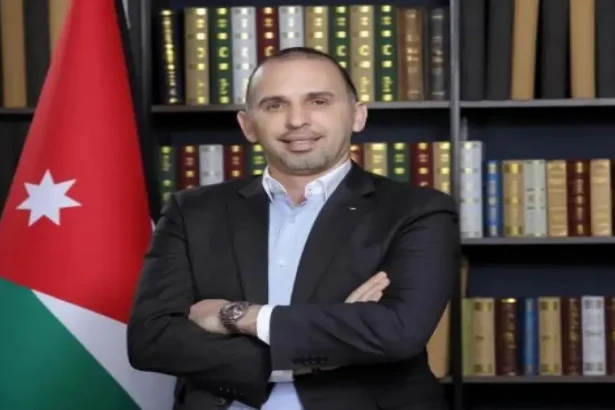 الكرسي والمسؤول من يصنع من