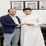 رئيس لجنة بلدية حوض الديسة يكرّم النشمي اليمني عتبة الجعفري الطليعة نيوز رياض القطامين كرّم سعادة السيد حرب العويضات، رئيس لجنة بلدية حوض الديسة، وبحضور لجنة المجلس البلدي ونائب الرئيس السيد راشد الزوايدة، النشمي اليمني عتبة مراد سعيد محمد عبد الله الجعفري، وذلك تقديرًا لموقفه الأصيل ومحبته الصادقة للأردن، ومشاركته أبناء حوض الديسة فرحتهم بمناسبة عيد الاستقلال.