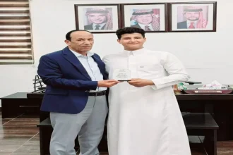 رئيس لجنة بلدية حوض الديسة يكرّم النشمي اليمني عتبة الجعفري الطليعة نيوز رياض القطامين كرّم سعادة السيد حرب العويضات، رئيس لجنة بلدية حوض الديسة، وبحضور لجنة المجلس البلدي ونائب الرئيس السيد راشد الزوايدة، النشمي اليمني عتبة مراد سعيد محمد عبد الله الجعفري، وذلك تقديرًا لموقفه الأصيل ومحبته الصادقة للأردن، ومشاركته أبناء حوض الديسة فرحتهم بمناسبة عيد الاستقلال.