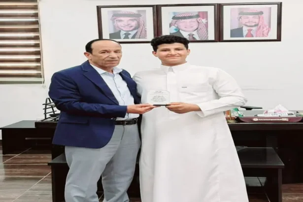 رئيس لجنة بلدية حوض الديسة يكرّم النشمي اليمني عتبة الجعفري الطليعة نيوز رياض القطامين كرّم سعادة السيد حرب العويضات، رئيس لجنة بلدية حوض الديسة، وبحضور لجنة المجلس البلدي ونائب الرئيس السيد راشد الزوايدة، النشمي اليمني عتبة مراد سعيد محمد عبد الله الجعفري، وذلك تقديرًا لموقفه الأصيل ومحبته الصادقة للأردن، ومشاركته أبناء حوض الديسة فرحتهم بمناسبة عيد الاستقلال.