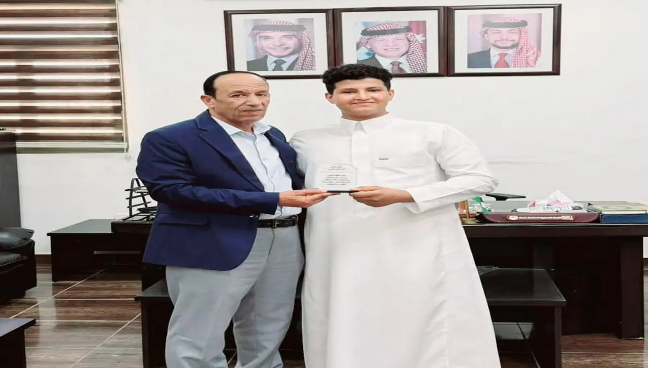 رئيس لجنة بلدية حوض الديسة يكرّم النشمي اليمني عتبة الجعفري الطليعة نيوز رياض القطامين كرّم سعادة السيد حرب العويضات، رئيس لجنة بلدية حوض الديسة، وبحضور لجنة المجلس البلدي ونائب الرئيس السيد راشد الزوايدة، النشمي اليمني عتبة مراد سعيد محمد عبد الله الجعفري، وذلك تقديرًا لموقفه الأصيل ومحبته الصادقة للأردن، ومشاركته أبناء حوض الديسة فرحتهم بمناسبة عيد الاستقلال.